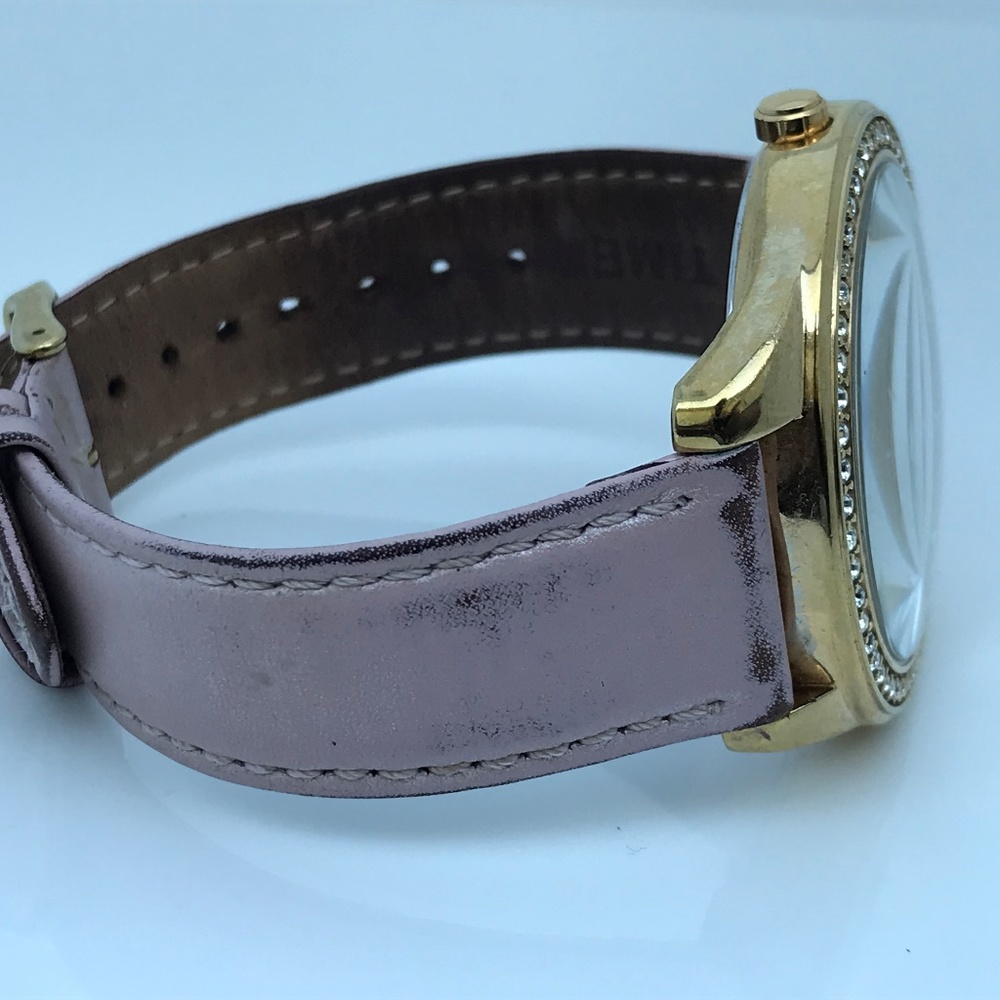 Guess Ladies Watch Crystal Accents Heart Gold Tone - Picture 7 of 8